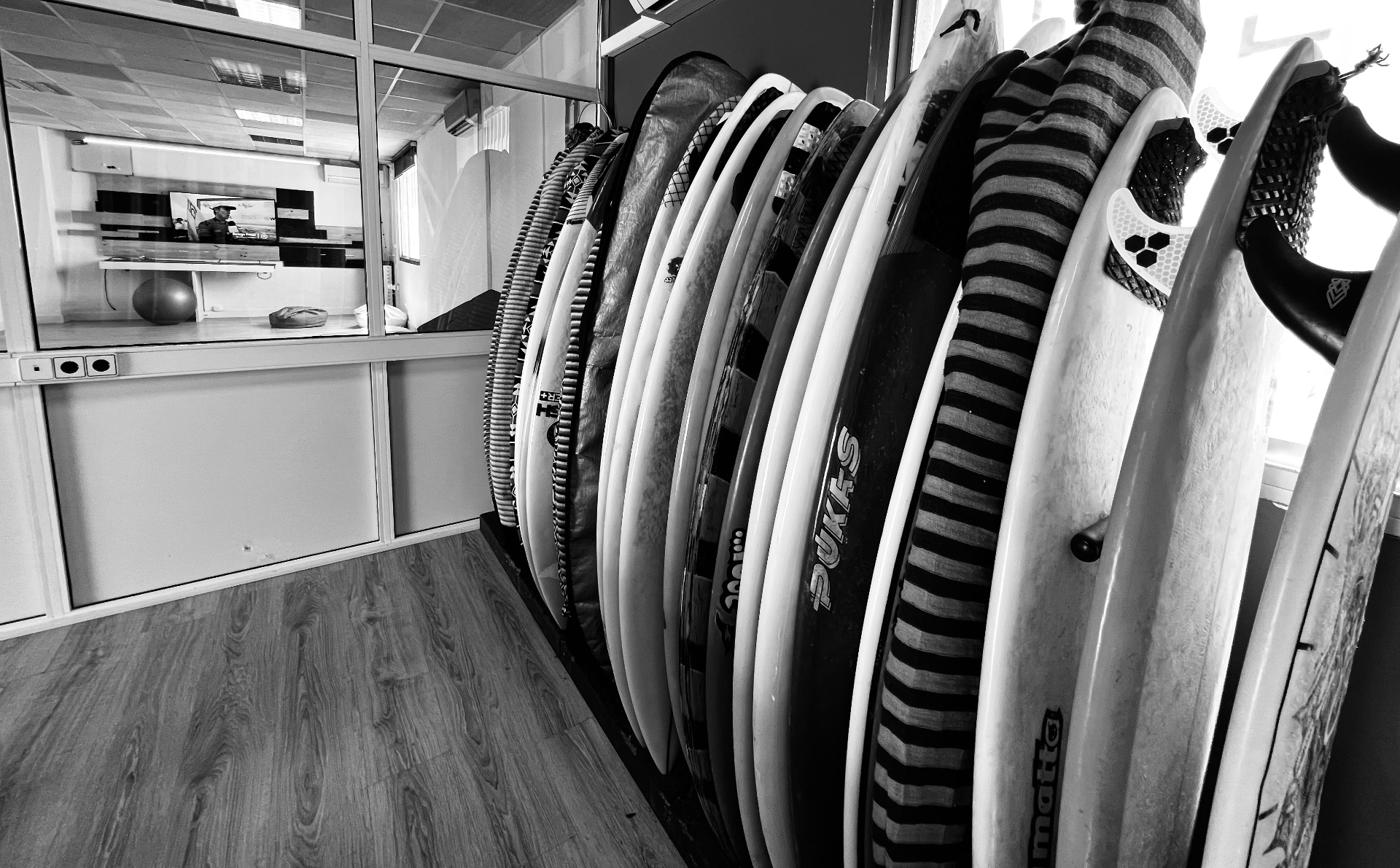 Tablas de surf en la sala